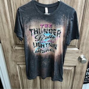 Bleached graphic tee the thunder rolls and the lighting strikes size medium